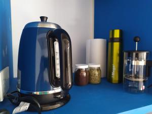ein blauer Toaster mit Gewürzen auf einer blauen Theke in der Unterkunft CASA MARGARITA 3Piso Monoambiente in San Salvador de Jujuy