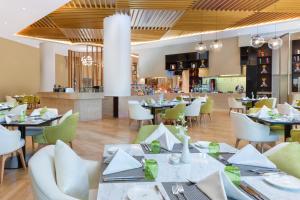 Reštaurácia alebo iné gastronomické zariadenie v ubytovaní dusitD2 Salwa Doha