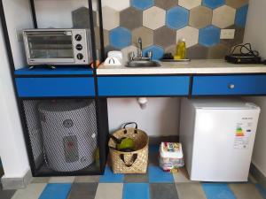 eine kleine Küche mit Spüle und Mikrowelle in der Unterkunft CASA MARGARITA 3Piso Monoambiente in San Salvador de Jujuy