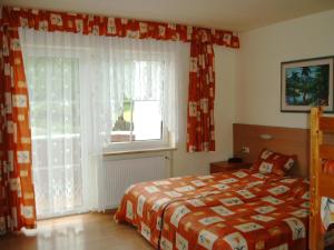 Un pat sau paturi într-o cameră la Gasthof-Pension Lamprecht