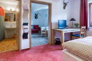Postel nebo postele na pokoji v ubytování Landhotel Baumwipfel