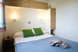 A bed or beds in a room at Tres Estrellas Costa Brava