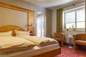 ヴィリンゲンにあるLandhotel Baumwipfelのベッドルーム1室(ベッド2台、窓付)