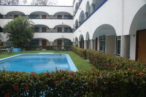 Bazén v ubytování Hotel Arcos Aeropuerto nebo v jeho okolí