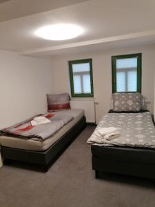 - une chambre avec 2 lits et 2 fenêtres dans l'établissement Kunstgasse 4+5, à Altenburg