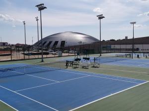Tenis alebo squash v ubytovaní Apartment Adriatic alebo jeho okolí
