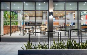 Restaurace v ubytování PLAAI Plus Hotel Rayong