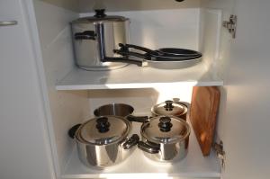 a shelf with several pots and pans in a kitchen at duinenveld in Nieuwpoort