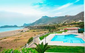 vista para uma praia e uma piscina em Panorama Hotel em Falasarna