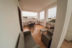 Habitación con balcón con mesa y sillas. en Civico 53, en Castro di Lecce