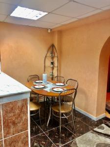 comedor con mesa y sillas en Domeniul Horj Apartament De Lux Moisei, en Moisei