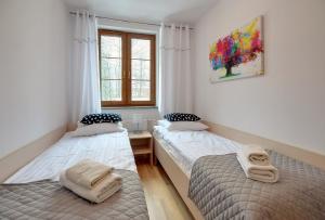 A bed or beds in a room at Apartament Jagoda