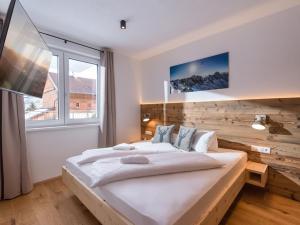 sypialnia z dużym łóżkiem i oknem w obiekcie FamilienWohnung Wildspitze w mieście Fügen
