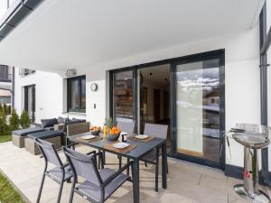 patio z czarnym stołem i krzesłami w obiekcie FamilienWohnung Wildspitze w mieście Fügen