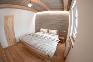 Postel nebo postele na pokoji v ubytování Chajda Harrachov