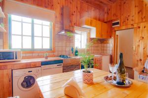 a kitchen with a table with a washer and a sink at Casa Mercedes in El Río
