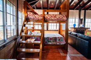 a bedroom with two bunk beds in a room at Casa Mercedes in El Río