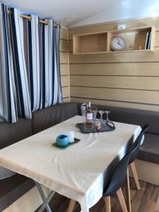 a table and chairs in a small room at FLAMANTS ROSES 1 pers 6 in Frontignan
