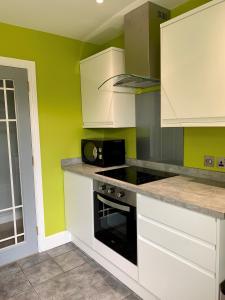 A kitchen or kitchenette at Homelands Apartment 