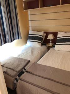 A bed or beds in a room at FLAMANTS ROSES 1 pers 6