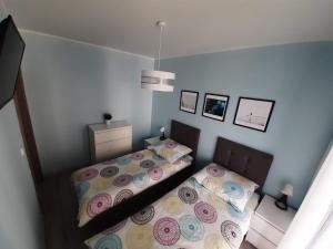 een slaapkamer met 2 bedden aan de bovenkant bij Apartament Aniutka in Międzyzdroje