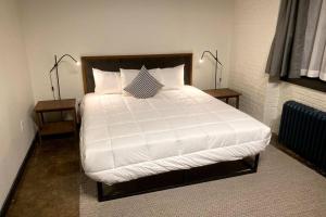 ein Schlafzimmer mit einem großen Bett mit weißer Bettwäsche und Kissen in der Unterkunft 3E-Spacious close to PITT/CMU/Carlow, Sleeps 4 in Pittsburgh