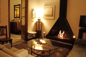 Una sala de estar con chimenea y una mesa. en Casa Rural El Aguila, en Montemolín