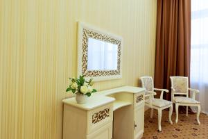 Camera con scrivania, specchio e sedie. di AFFONYKATE hotel - "АФФОНИКЕЙТ отель" a Mosca