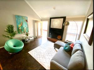 Χώρος καθιστικού στο Private Bedroom Suite - Communal House near Integris