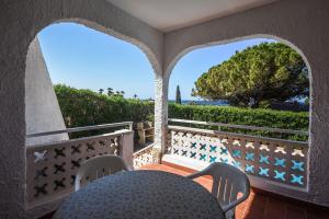 una mesa y sillas en un balcón con vistas al océano en Villa Celia en Son Bou