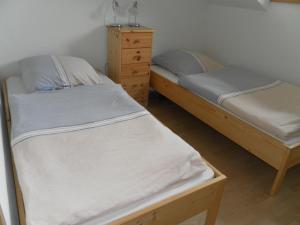 1 dormitorio con 2 camas y vestidor en Ferienwohnungen Brunner, en Fischen