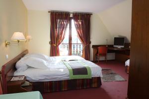 Postel nebo postele na pokoji v ubytování Logis Hotel Restaurant A L'Etoile