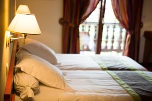 Postel nebo postele na pokoji v ubytování Logis Hotel Restaurant A L'Etoile