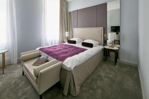sypialnia z dużym łóżkiem i krzesłem w obiekcie Grand Hotel Oslo w Oslo