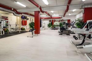 un gimnasio con equipamiento de ejercicio en una habitación en Scandic Helsinki Airport, en Vantaa