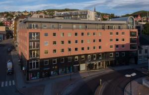 una vista aérea de un edificio en una calle de la ciudad en Scandic Harstad, en Harstad