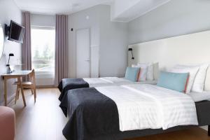Una habitación de hotel con una cama grande y un escritorio. en Scandic Helsinki Aviapolis, en Vantaa