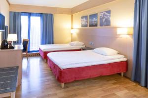 una habitación de hotel con 2 camas en una habitación en Scandic Kouvola, en Kouvola