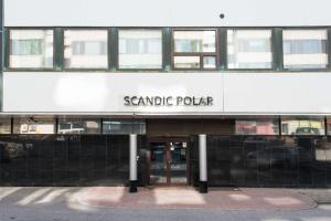 ロヴァニエミにあるスカンディック ポーラーの北極文字を読む看板のある建物