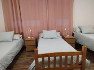 Postel nebo postele na pokoji v ubytování Les Delícies - Ático en primera línea de mar