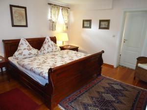 een slaapkamer met een houten bed met kussens erop bij Am Alten Fronhof in Bergisch Gladbach