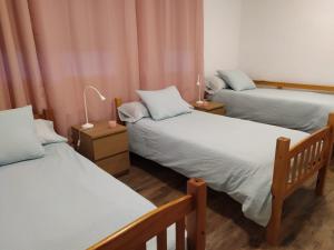 Postel nebo postele na pokoji v ubytování Les Delícies - Ático en primera línea de mar + 28 fotografií