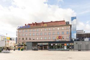 un gran edificio en medio de una ciudad en Scandic Atlas en Kuopio