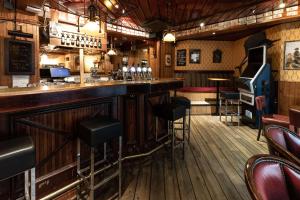 eine Bar in einem Pub mit Holzböden und Stühlen in der Unterkunft Scandic Hämeenlinna City in Hämeenlinna