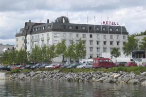 Výhled na řeku, která protéká v blízkosti hotelu