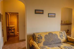 A seating area at Agriturismo Mercurio