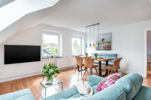 uma sala de estar com um sofá e uma mesa em Madame Flens - komfortable Wohnung mit 3 Schlafzimmern im 3 OG em Flensburg