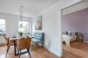 uma sala de estar com uma mesa e uma cama em Madame Flens - komfortable Wohnung mit 3 Schlafzimmern im 3 OG em Flensburg