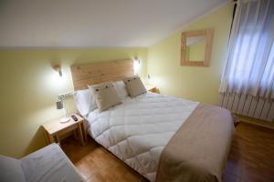 A bed or beds in a room at La Casona de Cardes
