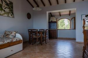 A seating area at Agriturismo Mercurio